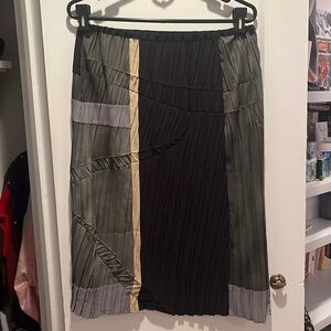 Beautiful Babette textured skirt. Size medium. 25 inches long